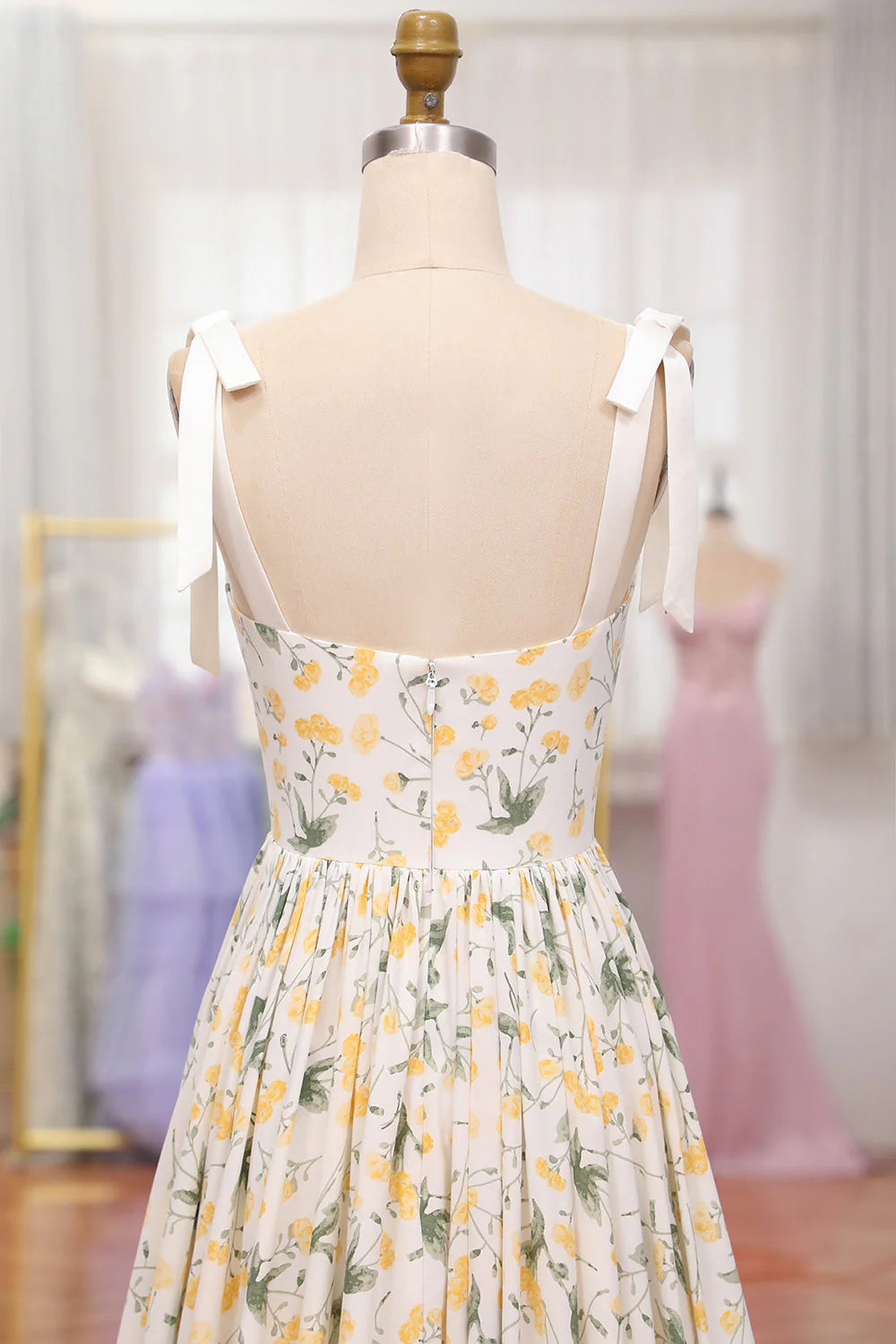 Robe de bal longue plissée à bretelles spaghetti et imprimé floral ivoire