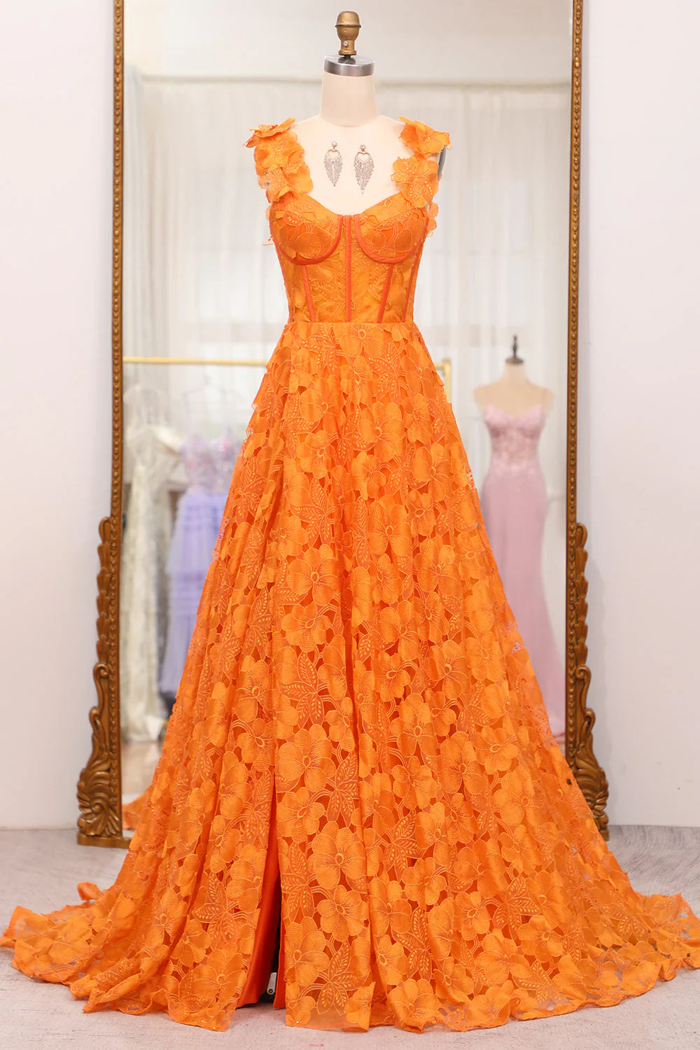 Robe de bal longue orange à bretelles spaghetti et appliques, coupe trapèze, avec fente