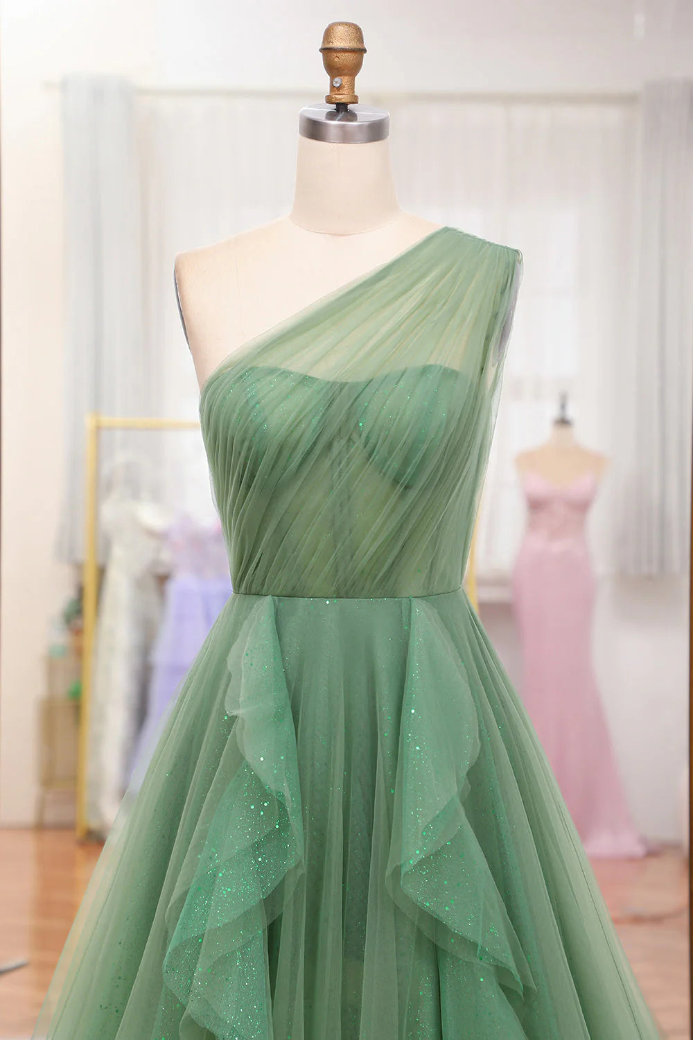 Robe de bal longue en tulle vert foncé à une épaule et paillettes
