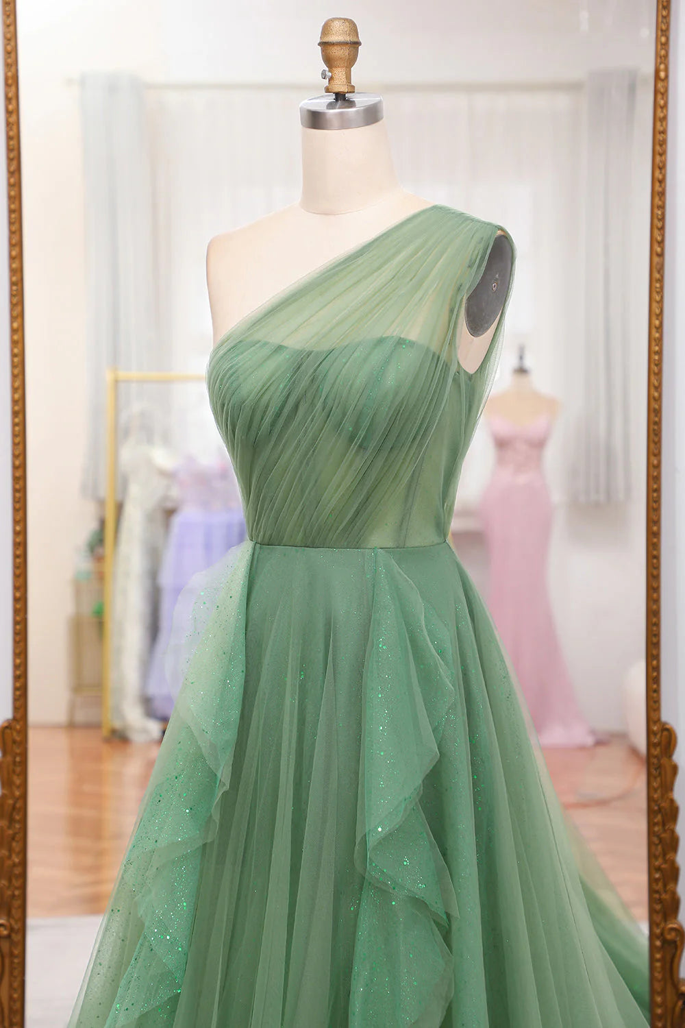 Robe de bal longue en tulle vert foncé à une épaule et paillettes