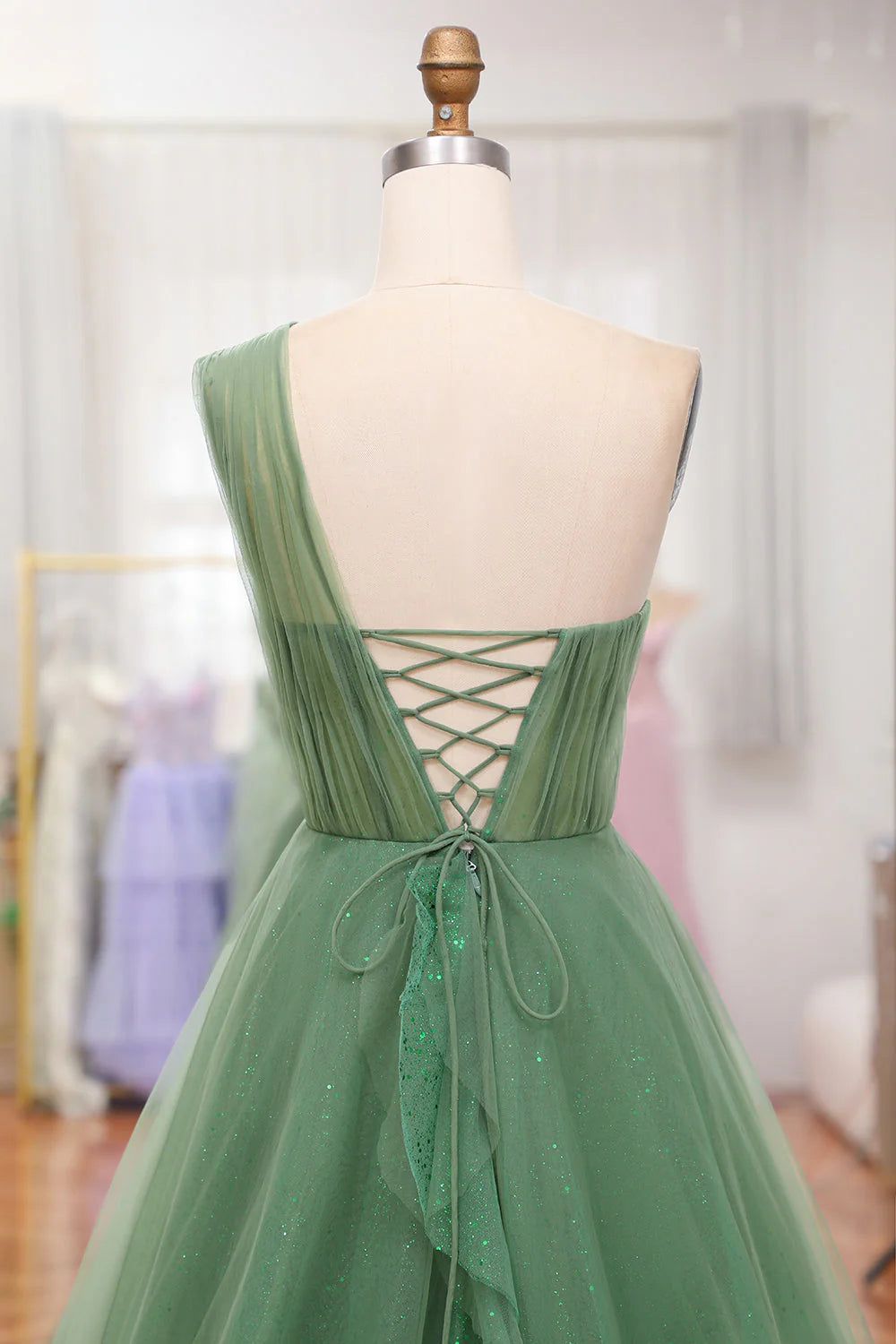 Robe de bal longue en tulle vert foncé à une épaule et paillettes