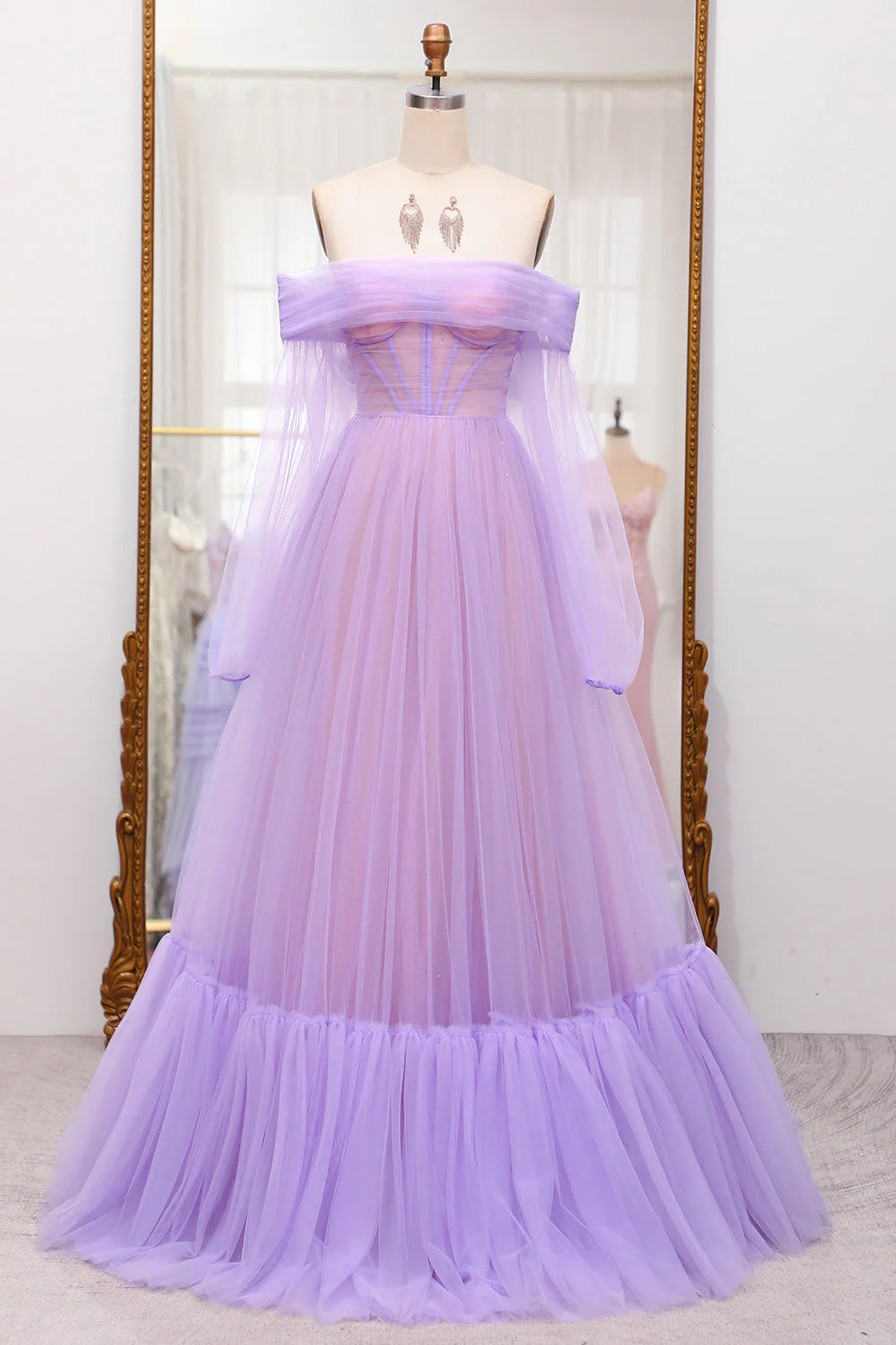 Robe de bal lilas trapèze à épaules dénudées et tulle épissé avec corset et manches longues