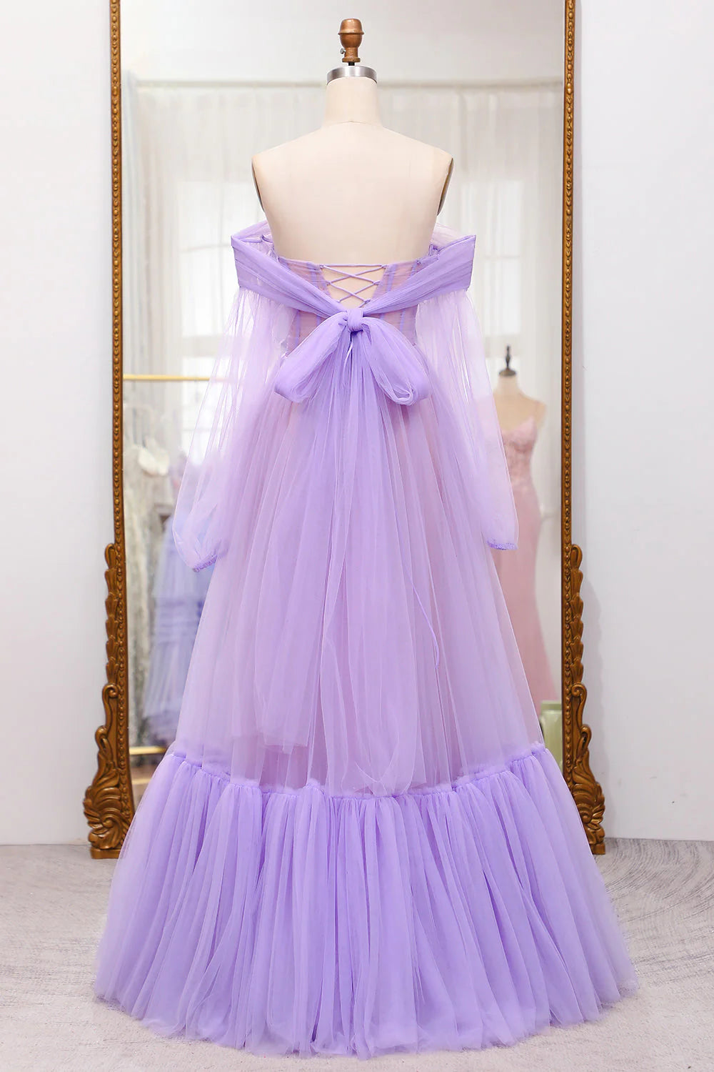 Robe de bal lilas trapèze à épaules dénudées et tulle épissé avec corset et manches longues