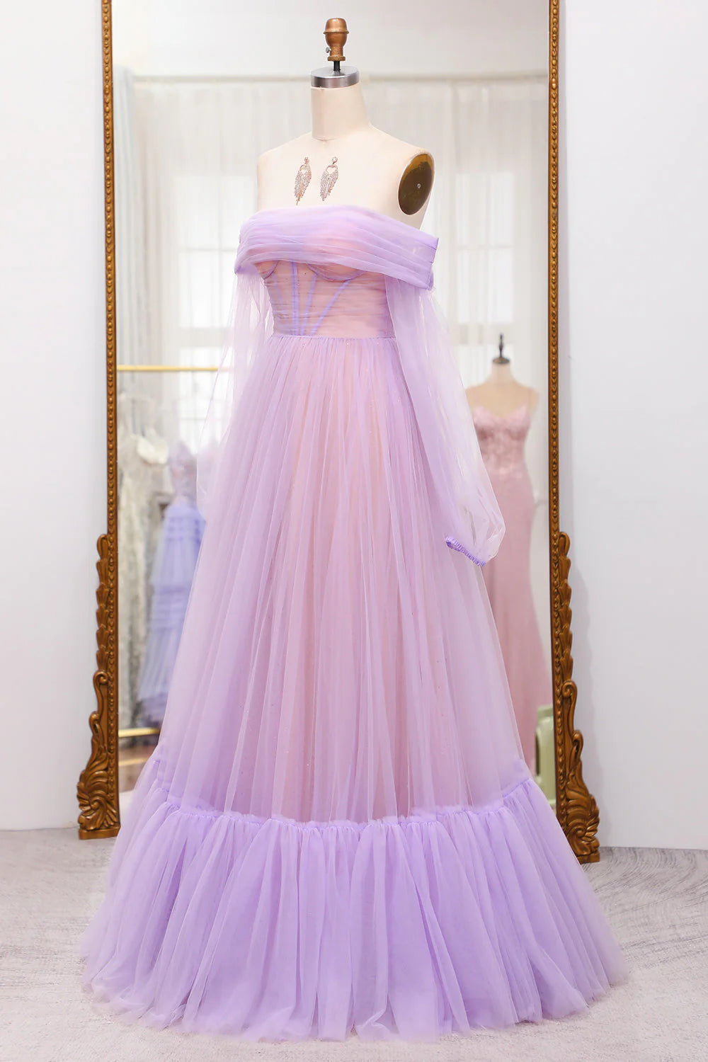Robe de bal lilas trapèze à épaules dénudées et tulle épissé avec corset et manches longues