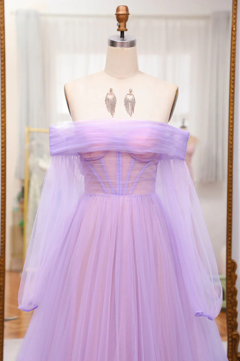 Robe de bal lilas trapèze à épaules dénudées et tulle épissé avec corset et manches longues