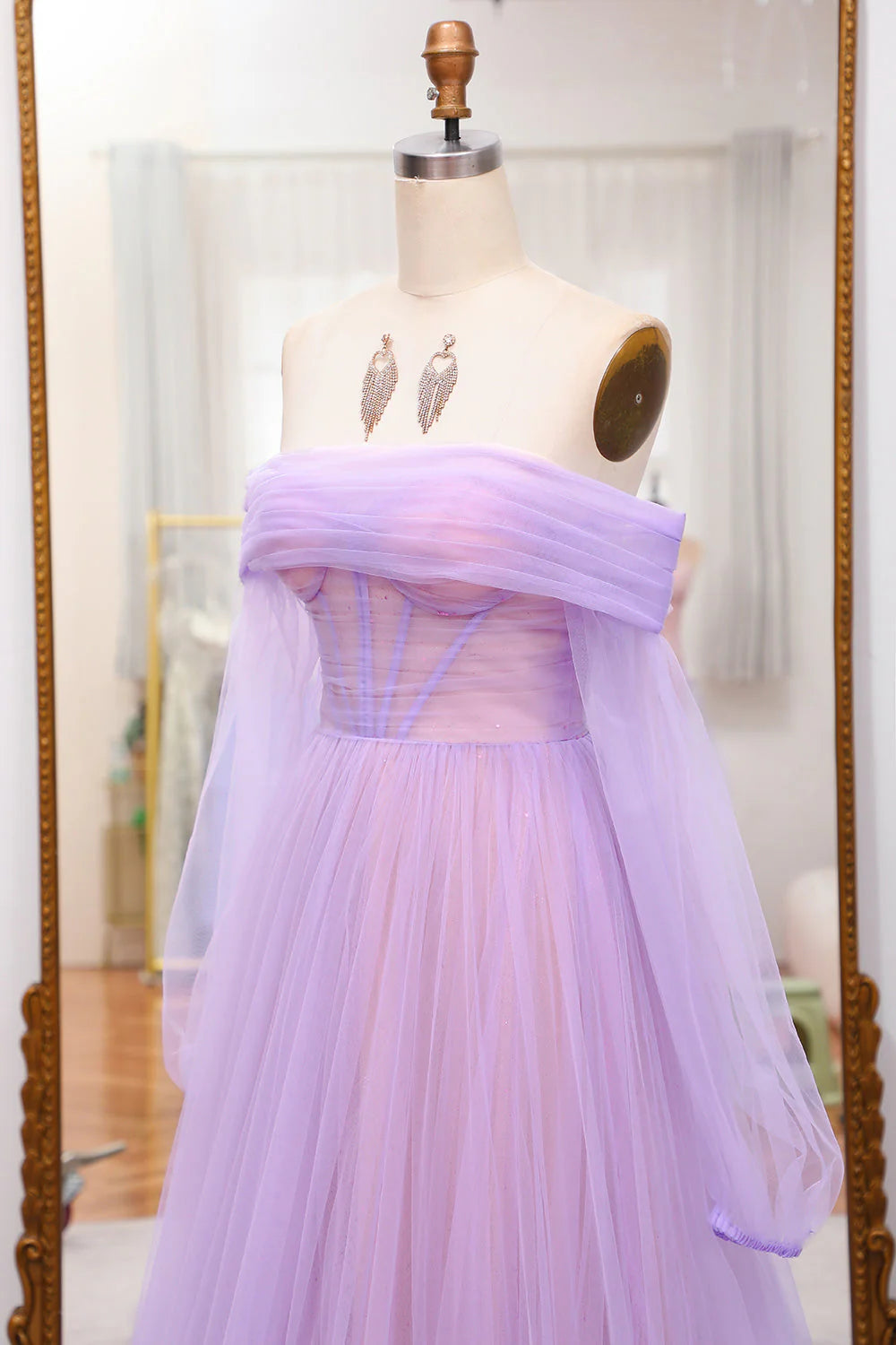 Robe de bal lilas trapèze à épaules dénudées et tulle épissé avec corset et manches longues