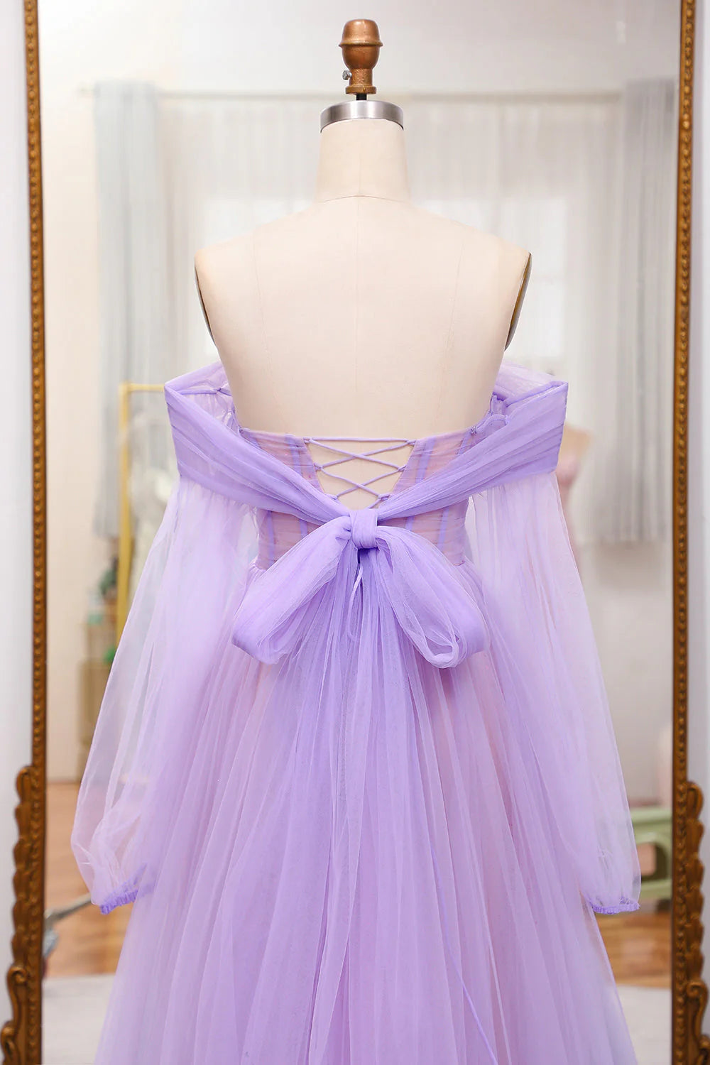 Robe de bal lilas trapèze à épaules dénudées et tulle épissé avec corset et manches longues