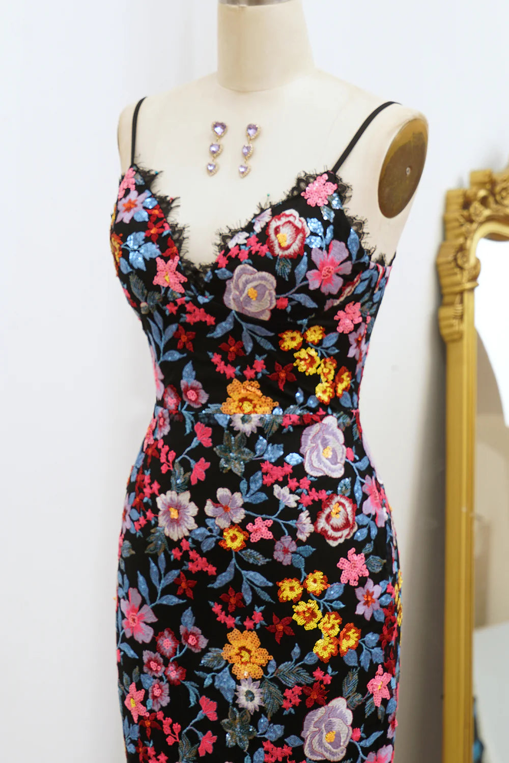 Vestido de fiesta largo de sirena con escote en V y bordado con abertura en la espalda