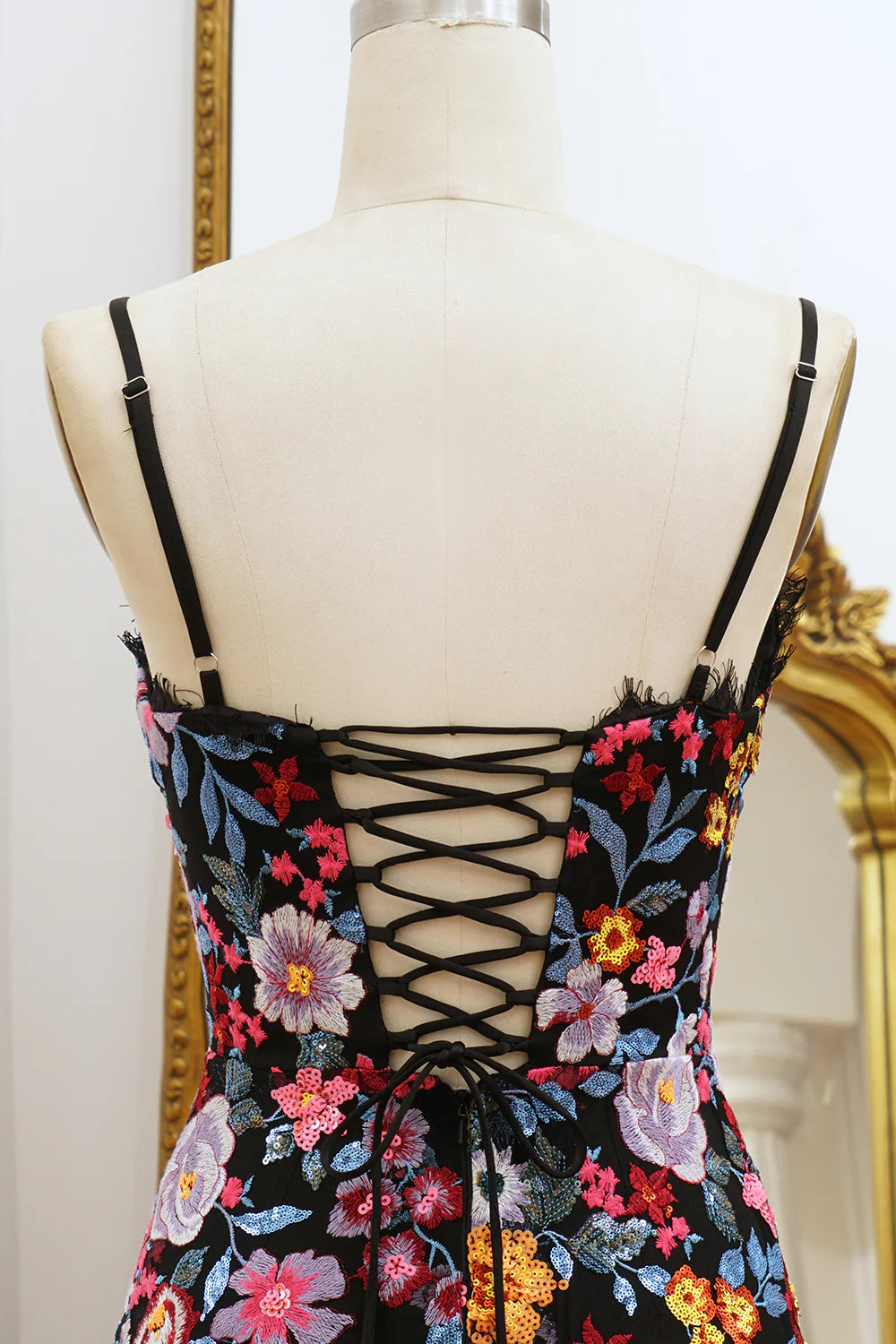 Vestido de fiesta largo de sirena con escote en V y bordado con abertura en la espalda