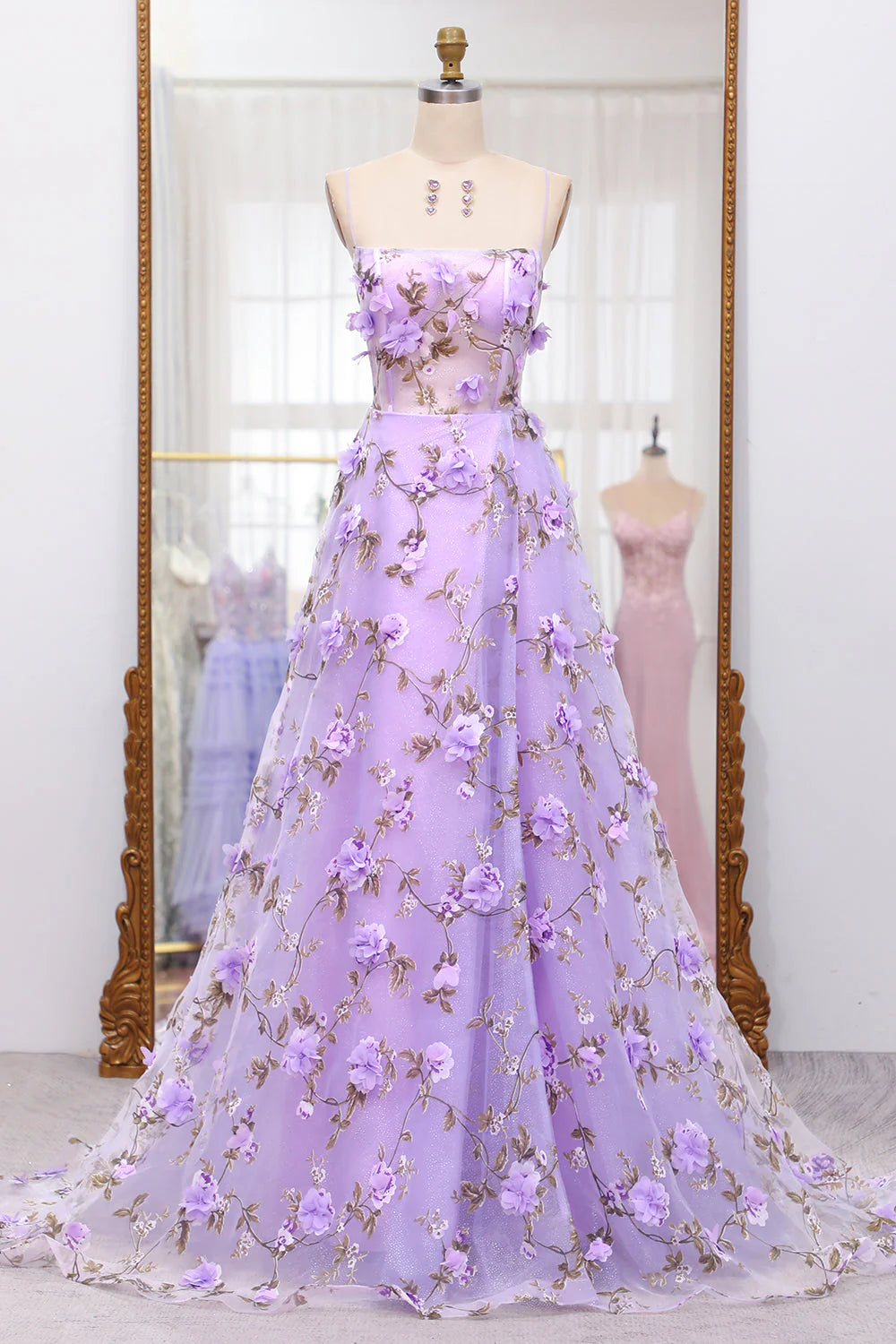 Robe de bal lilas à bretelles spaghetti et lacets avec applications 3D