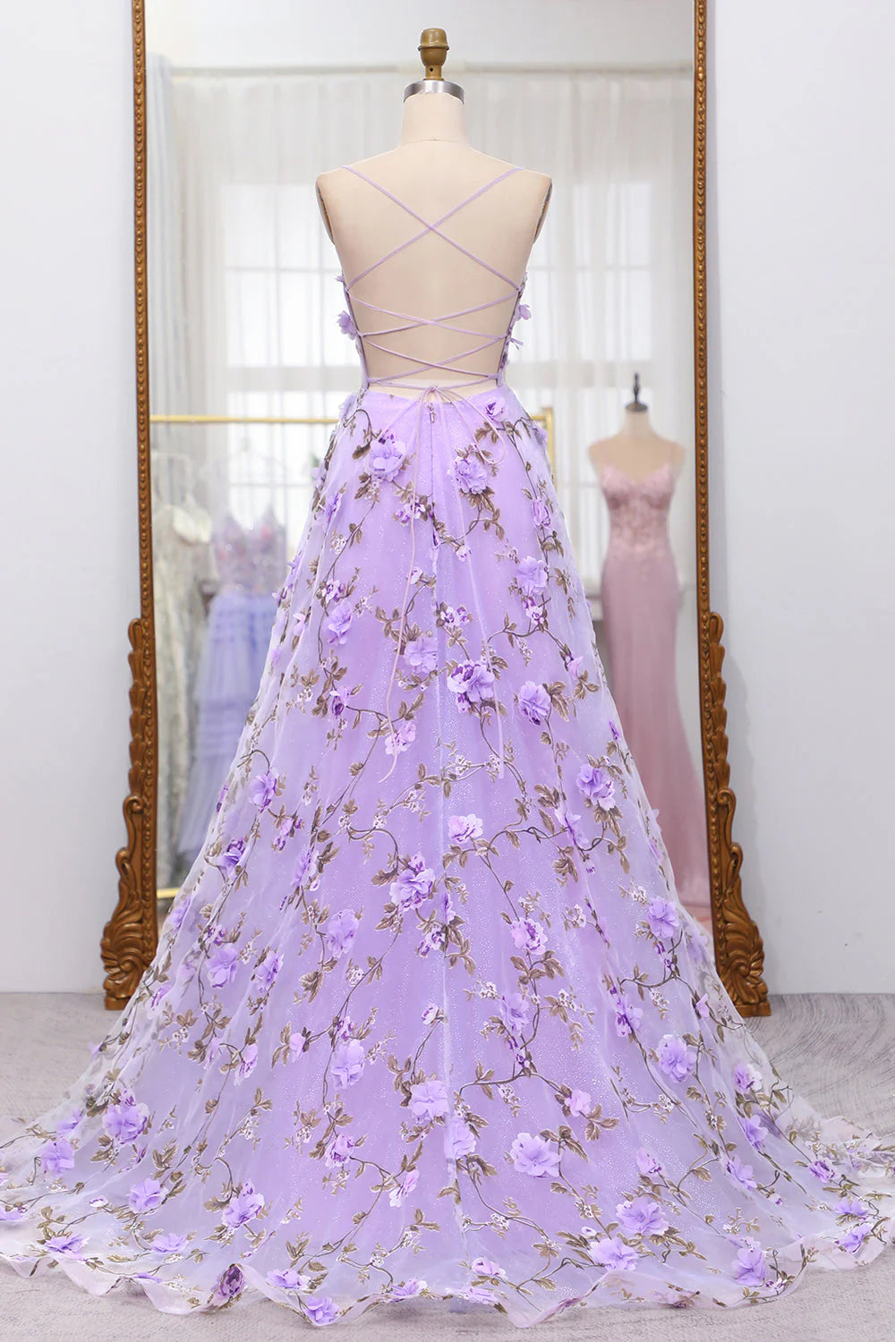 Robe de bal lilas à bretelles spaghetti et lacets avec applications 3D