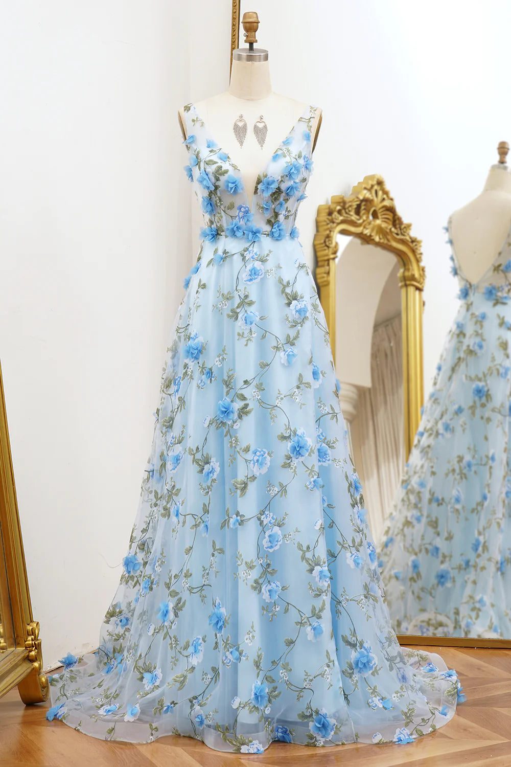 Robe de bal trapèze en tulle à fleurs appliquées et col en V