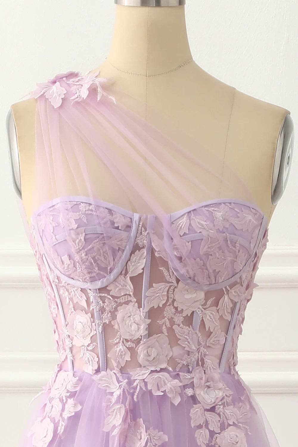 Robe de bal trapèze lavande en tulle à une épaule et appliqués