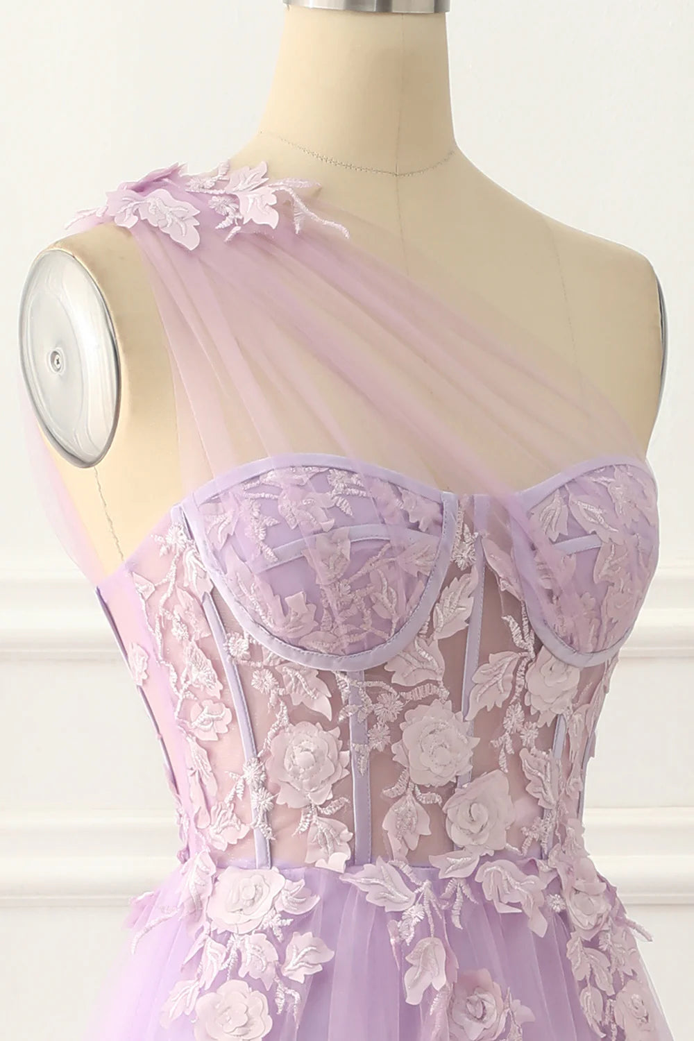 Robe de bal trapèze lavande en tulle à une épaule et appliqués
