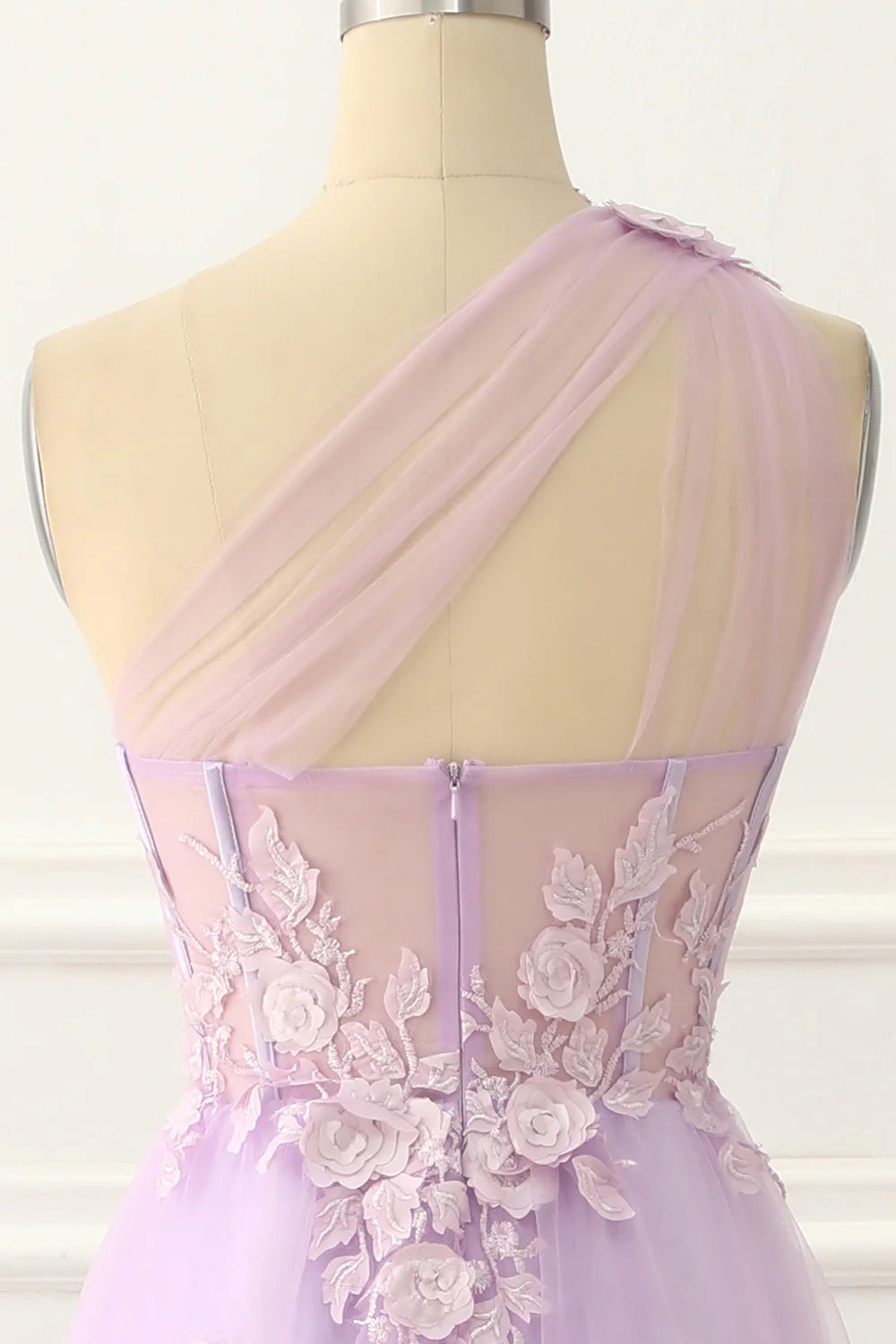 Robe de bal trapèze lavande en tulle à une épaule et appliqués
