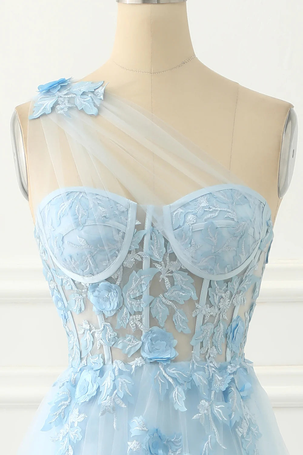 Robe de bal trapèze asymétrique en tulle bleu ciel avec appliqués