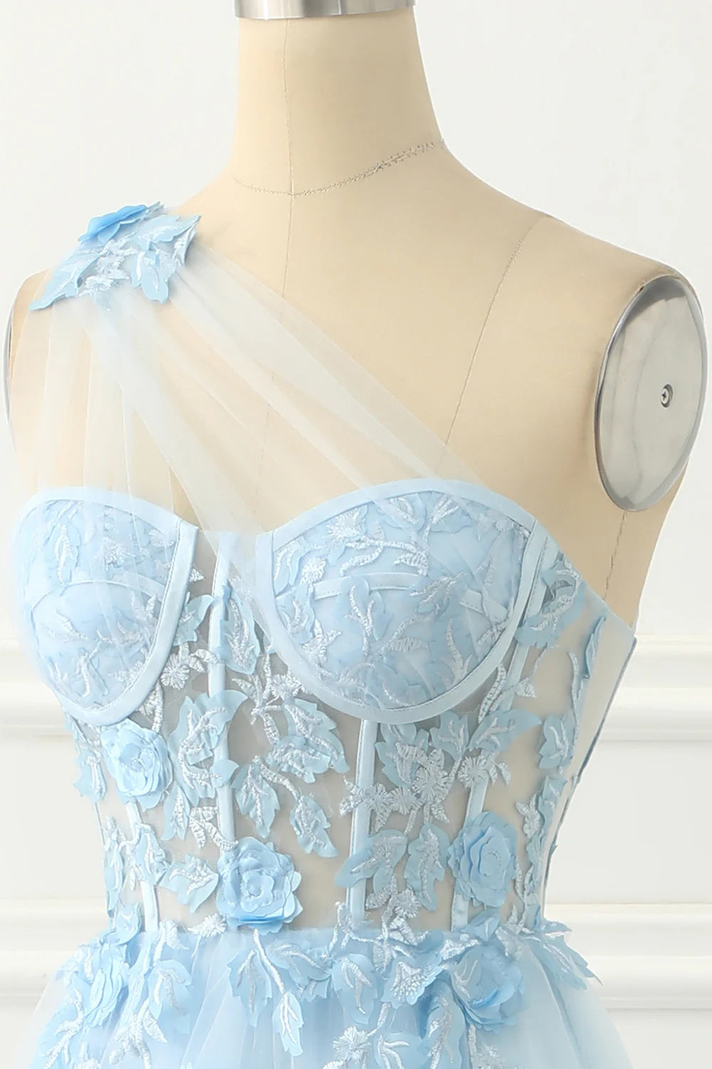 Robe de bal trapèze asymétrique en tulle bleu ciel avec appliqués
