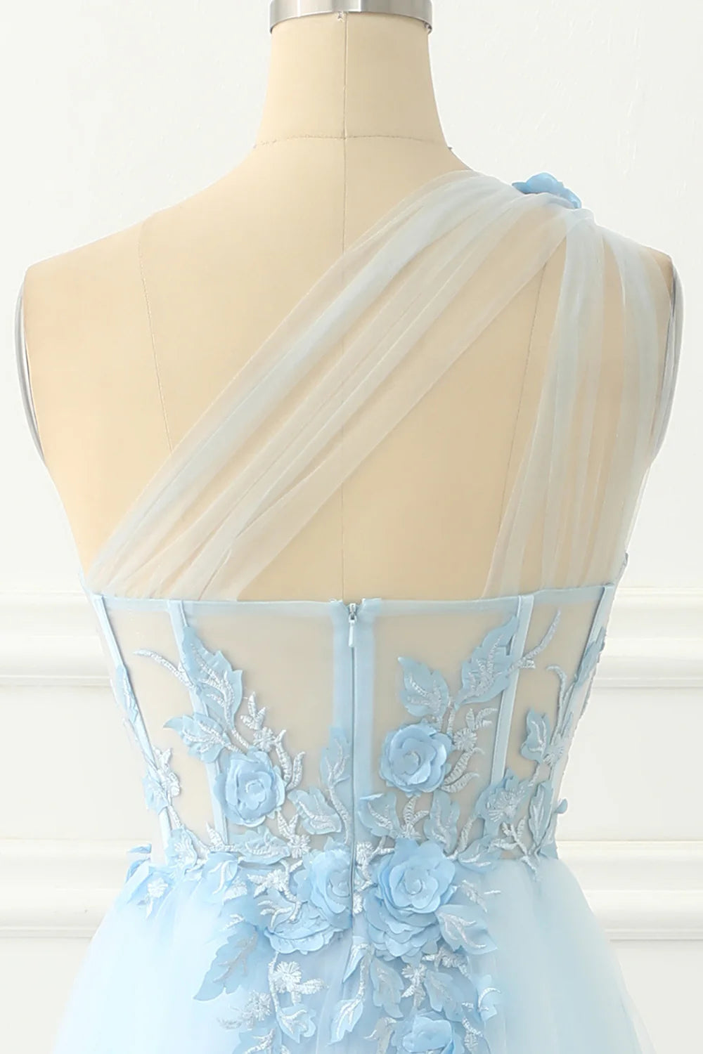 Robe de bal trapèze asymétrique en tulle bleu ciel avec appliqués