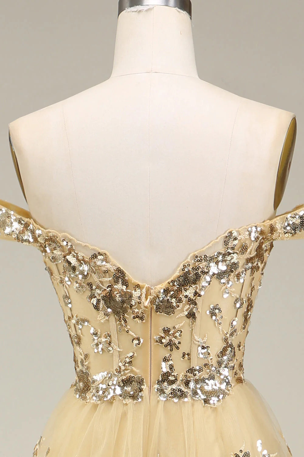 Robe de bal trapèze à paillettes et épaules dénudées avec fente