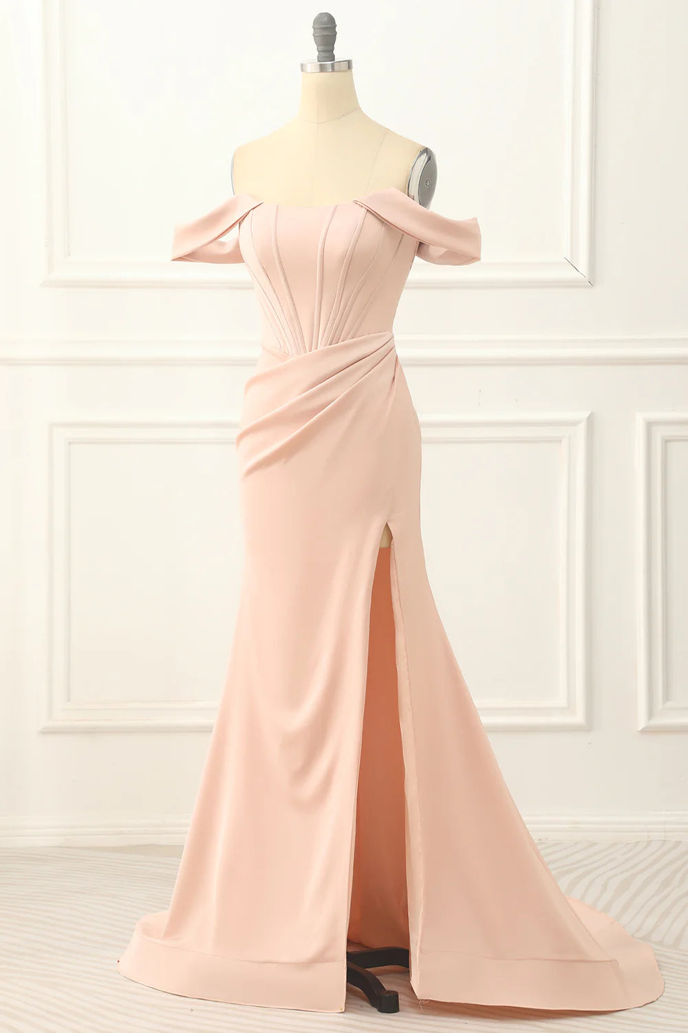 Vestido de fiesta de sirena con hombros descubiertos y abertura en color rubor