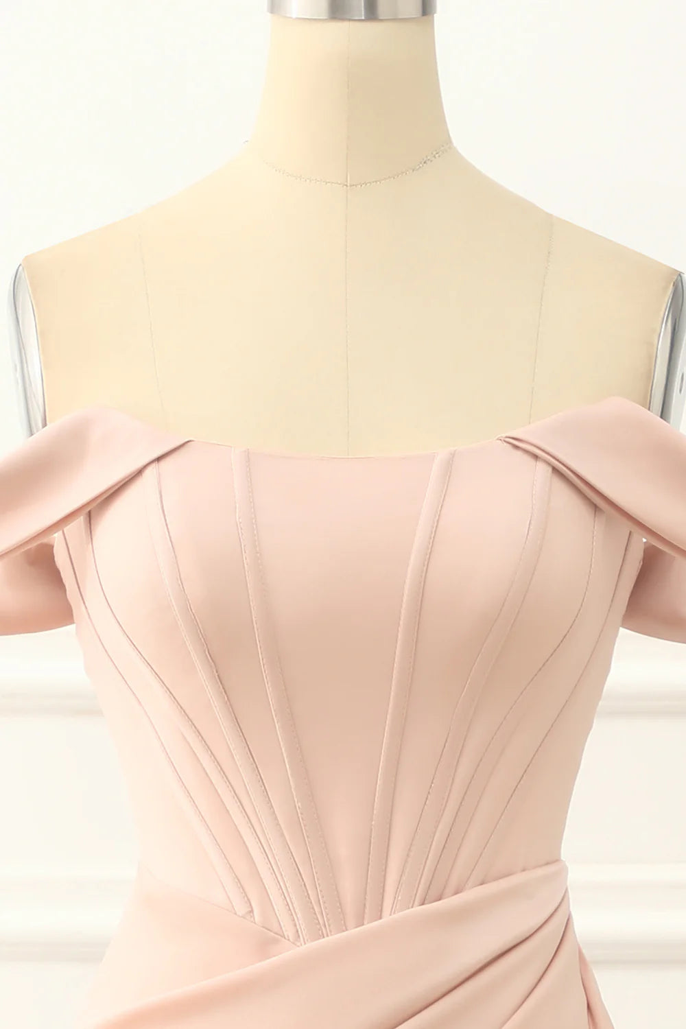 Vestido de fiesta de sirena con hombros descubiertos y abertura en color rubor