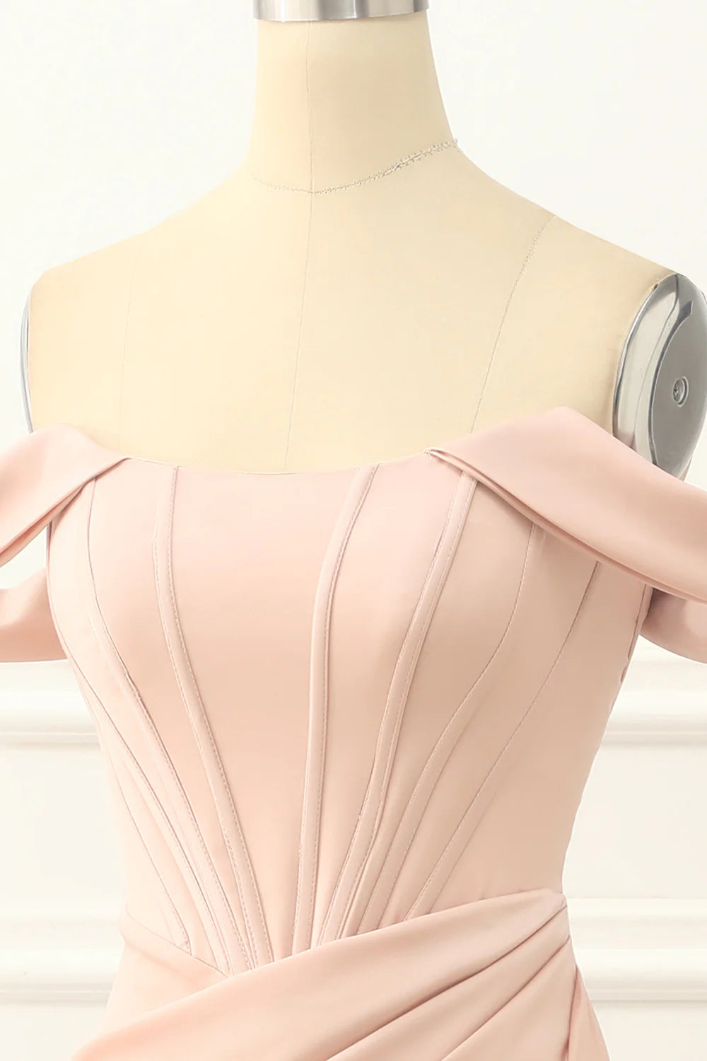 Vestido de fiesta de sirena con hombros descubiertos y abertura en color rubor
