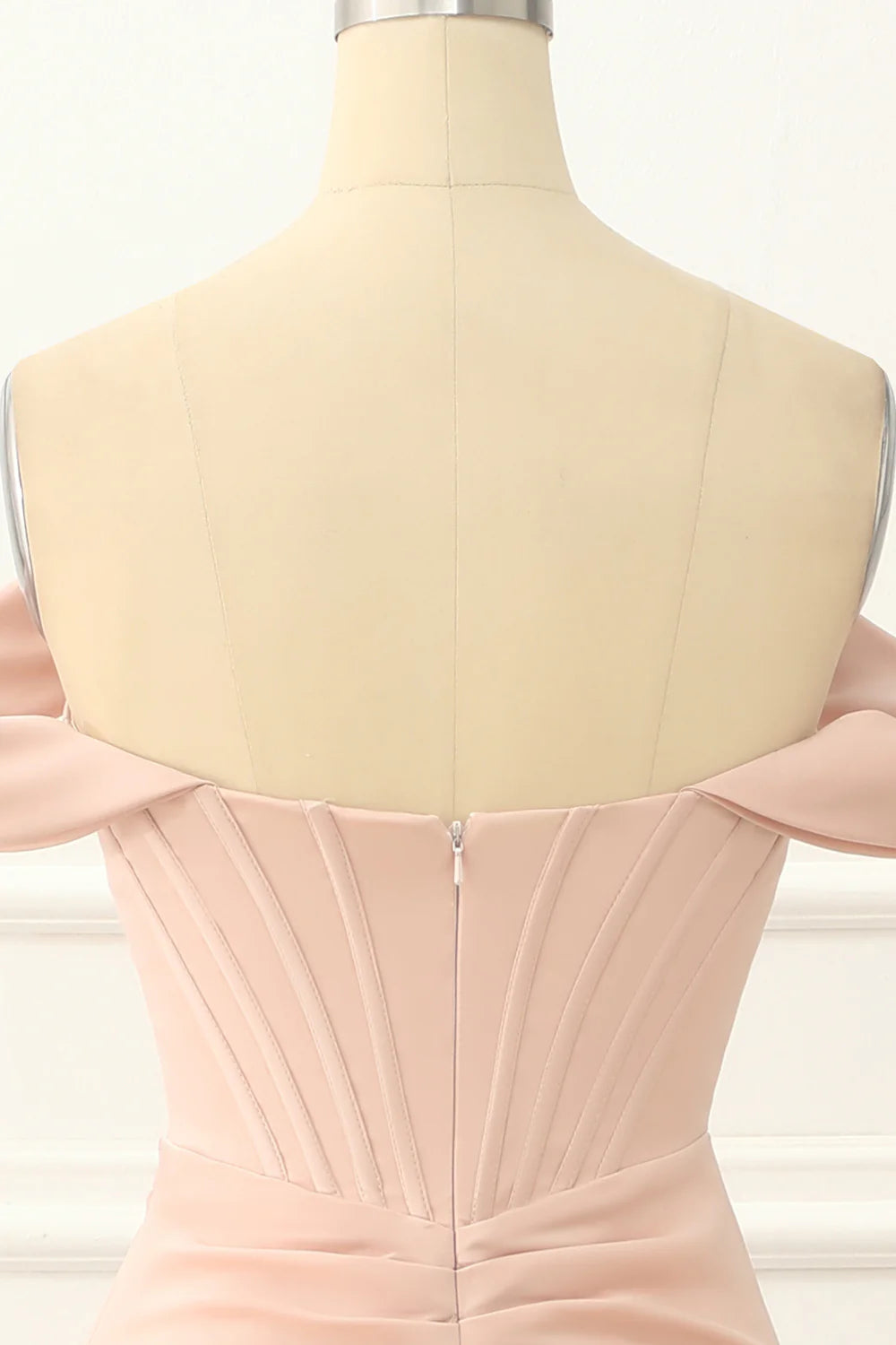 Vestido de fiesta de sirena con hombros descubiertos y abertura en color rubor