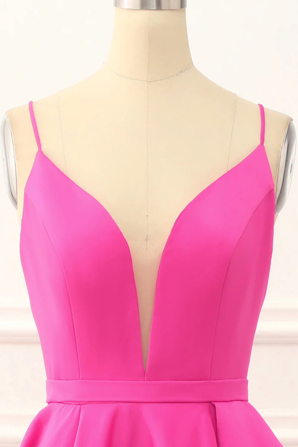 Vestido de fiesta de satén rosa intenso con corte A y abertura