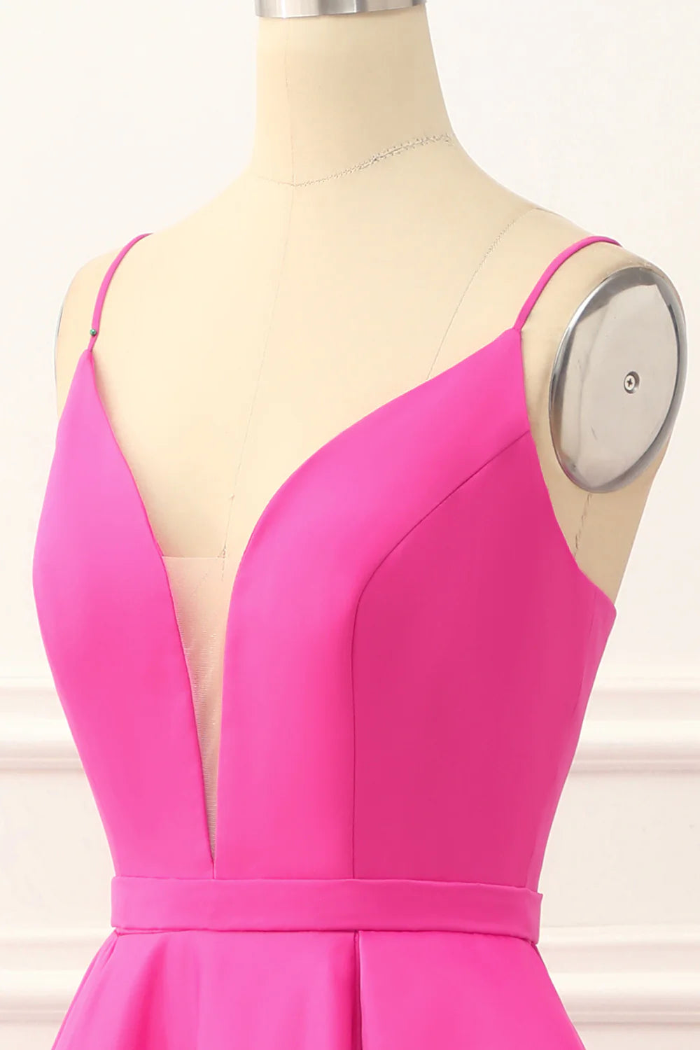 Vestido de fiesta de satén rosa intenso con corte A y abertura