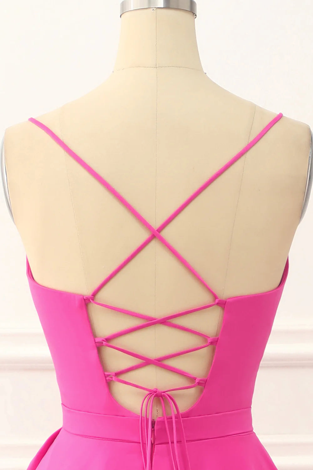 Vestido de fiesta de satén rosa intenso con corte A y abertura