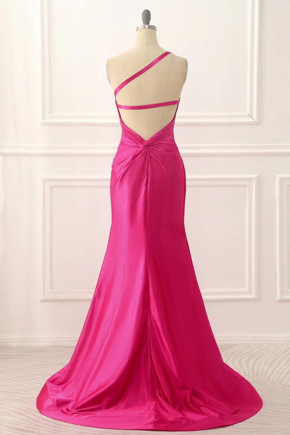 Vestido de fiesta largo de satén fucsia con un hombro al descubierto y espalda descubierta