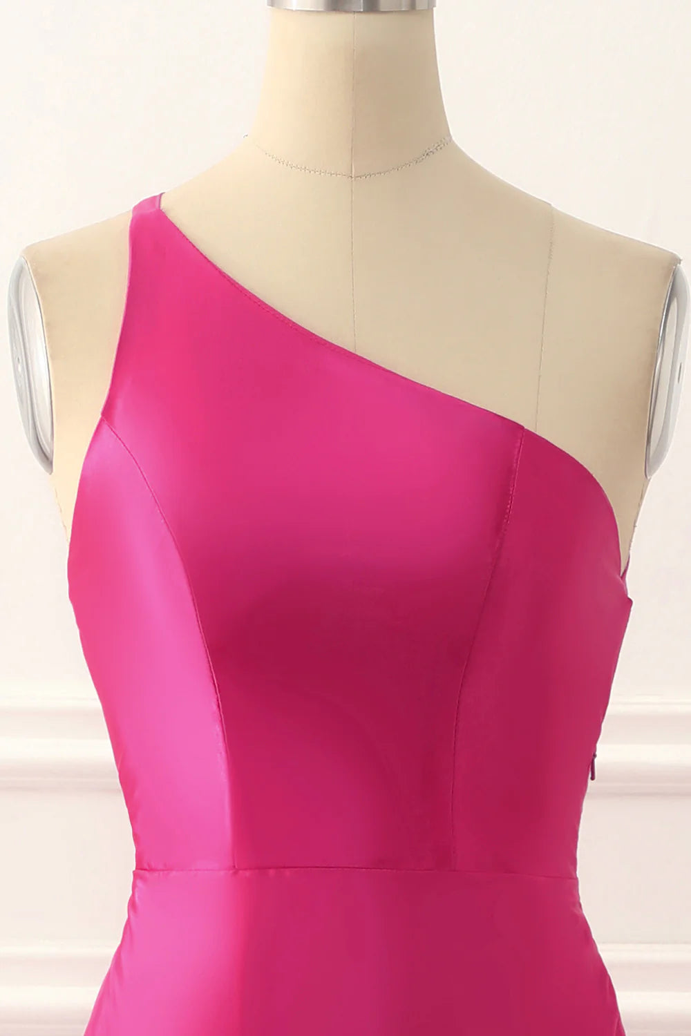 Vestido de fiesta largo de satén fucsia con un hombro al descubierto y espalda descubierta