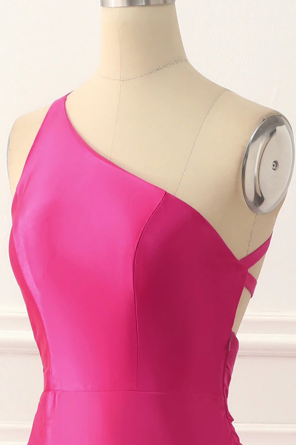 Vestido de fiesta largo de satén fucsia con un hombro al descubierto y espalda descubierta