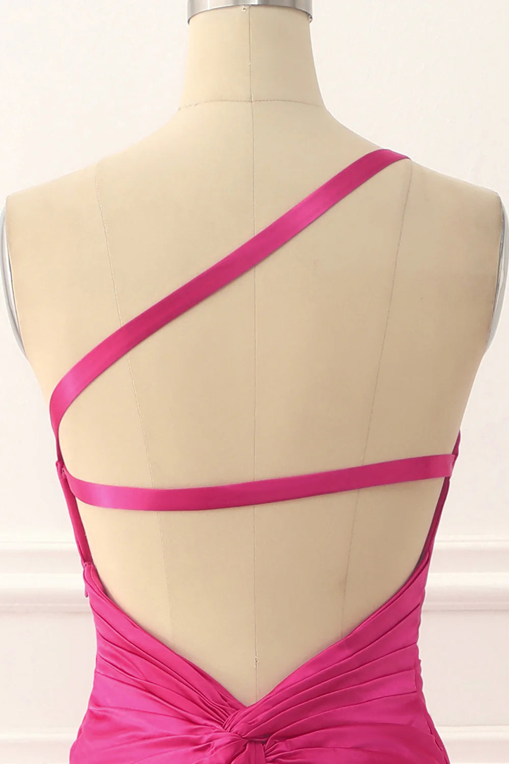 Vestido de fiesta largo de satén fucsia con un hombro al descubierto y espalda descubierta