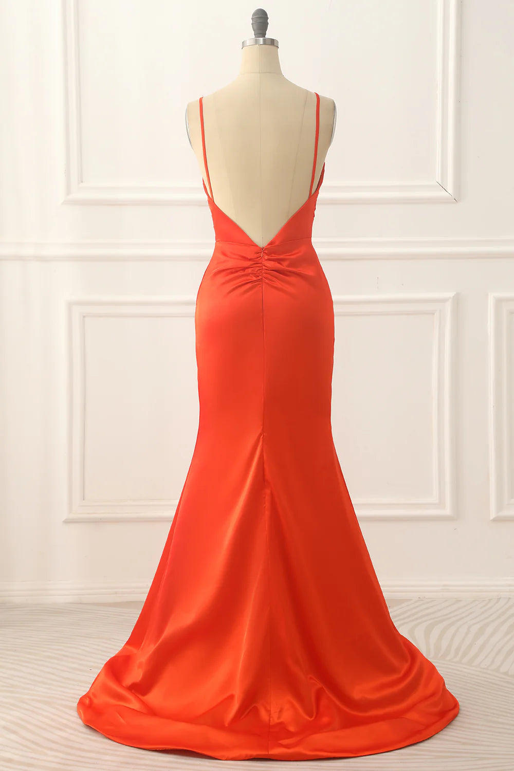 Vestido de fiesta largo de satén naranja con tirantes finos