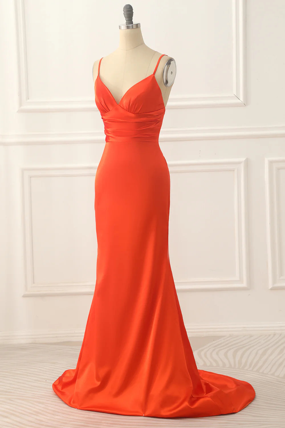 Vestido de fiesta largo de satén naranja con tirantes finos