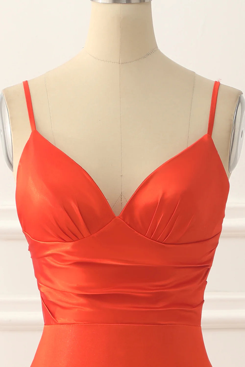 Vestido de fiesta largo de satén naranja con tirantes finos