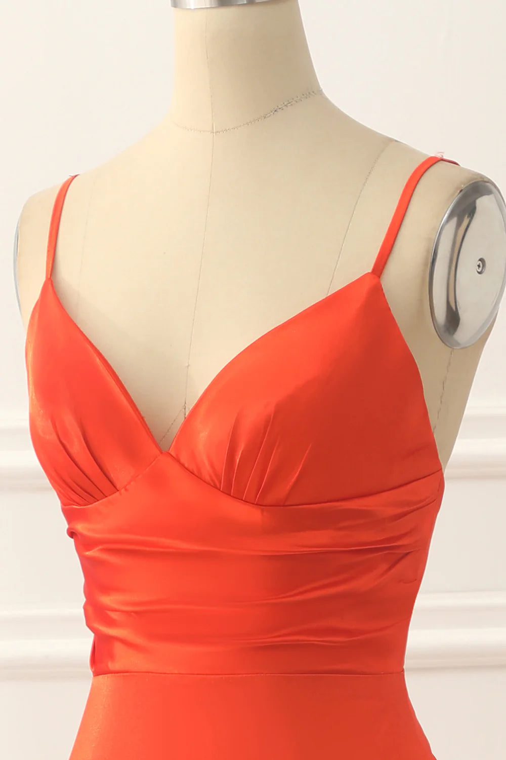 Vestido de fiesta largo de satén naranja con tirantes finos