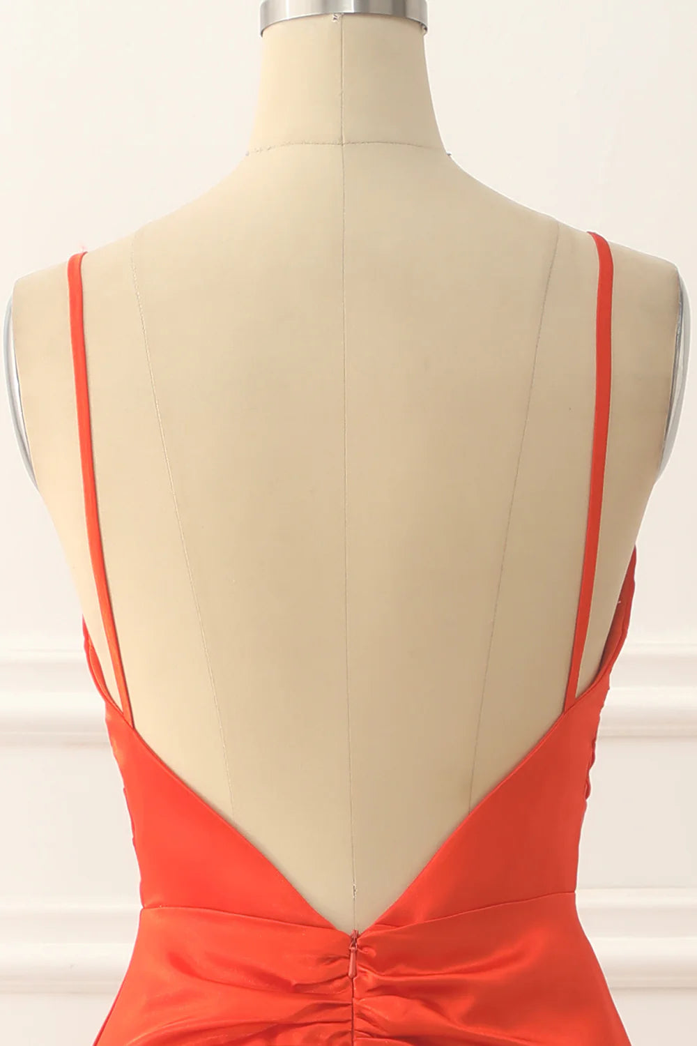 Vestido de fiesta largo de satén naranja con tirantes finos