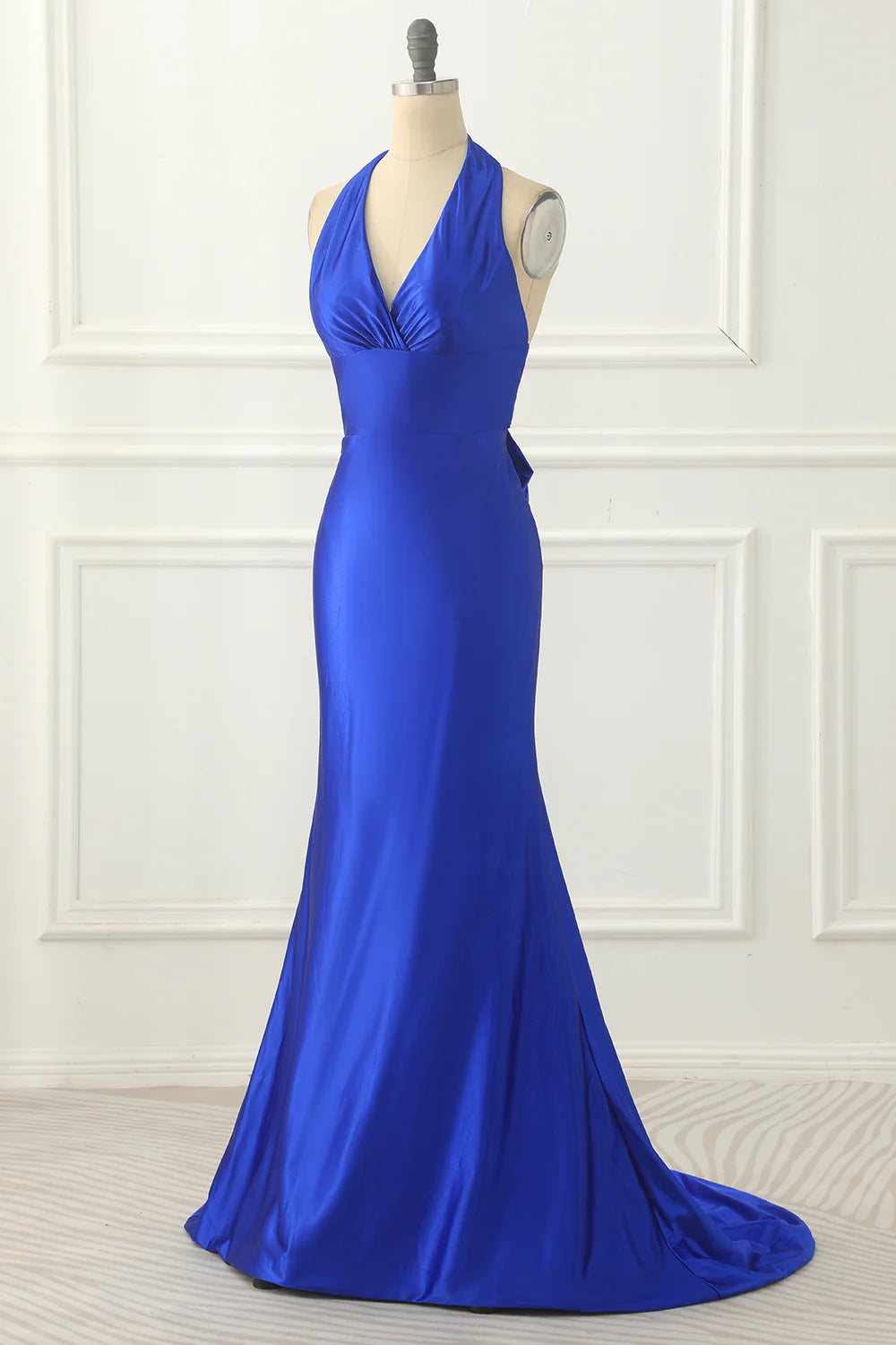 Vestido de fiesta azul real de satén con cuello halter y lazo