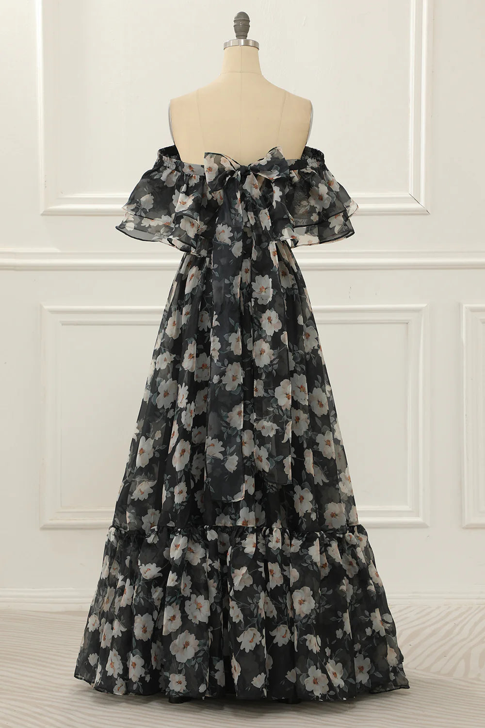 Vestido de fiesta negro con hombros descubiertos, corte A y volantes