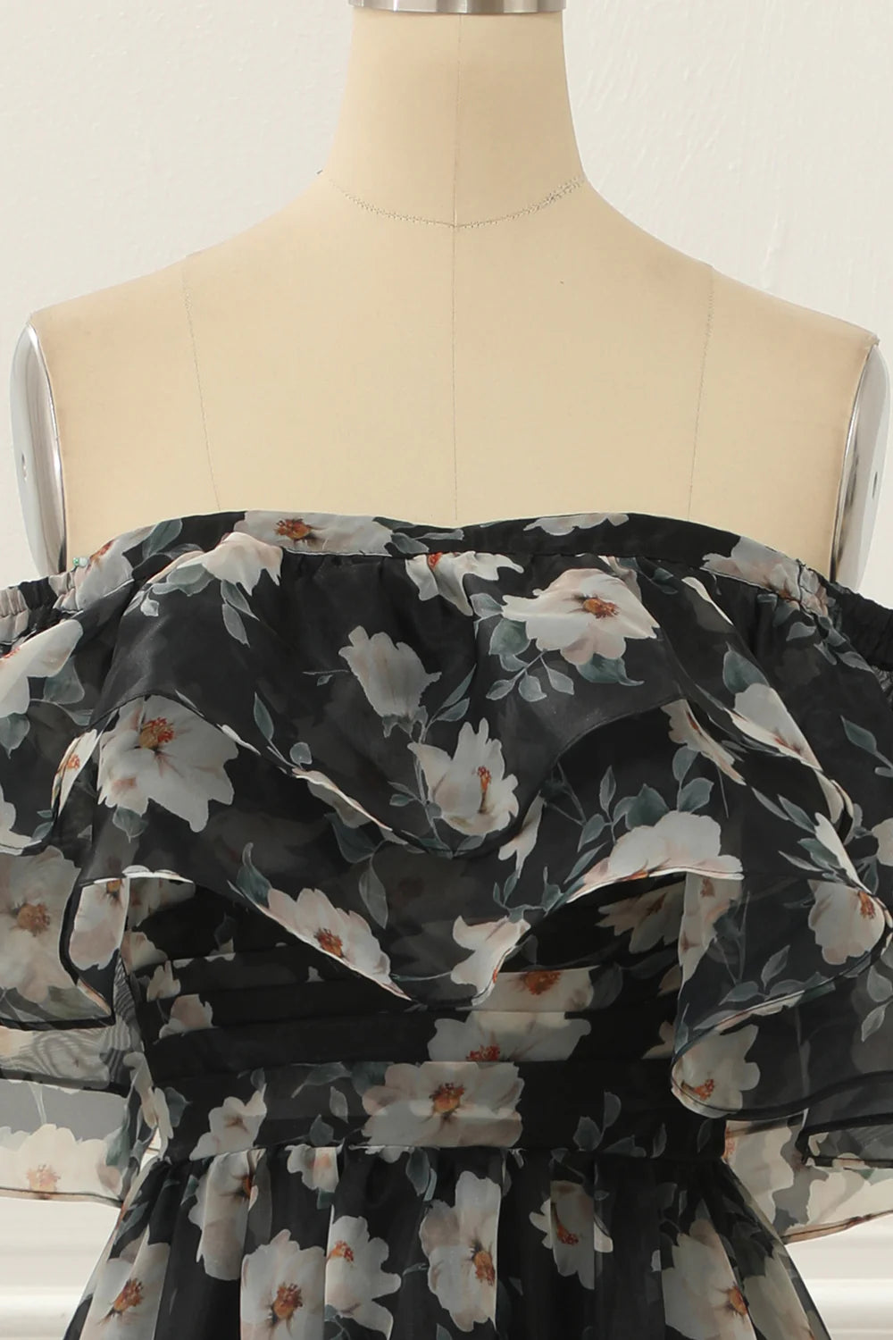 Vestido de fiesta negro con hombros descubiertos, corte A y volantes