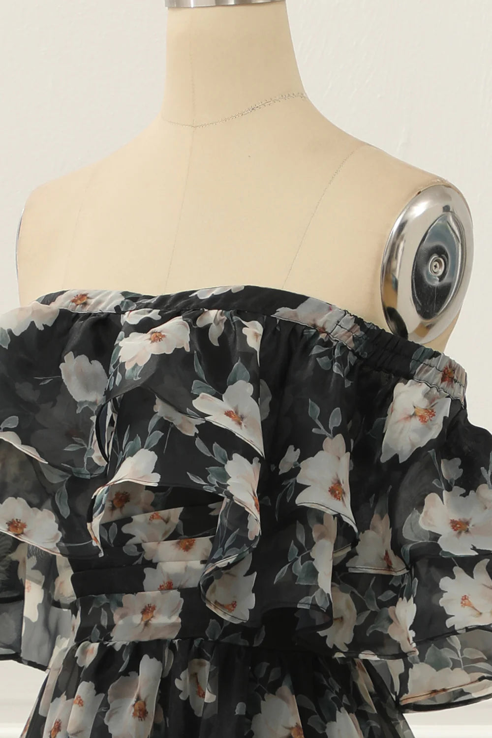 Vestido de fiesta negro con hombros descubiertos, corte A y volantes