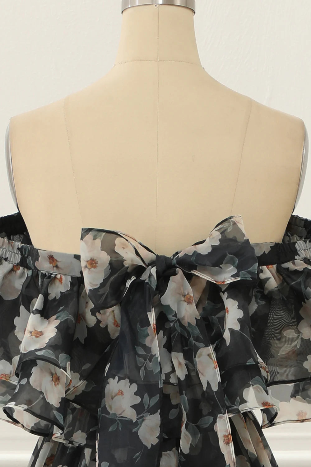 Vestido de fiesta negro con hombros descubiertos, corte A y volantes