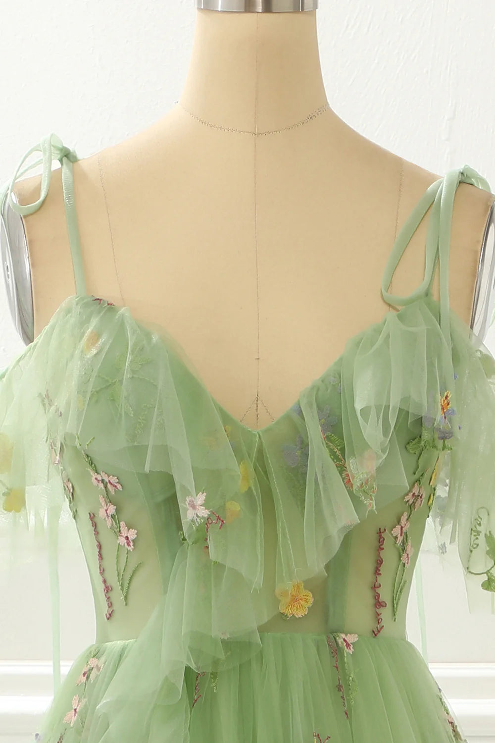 Robe de bal trapèze verte brodée forêt avec fente