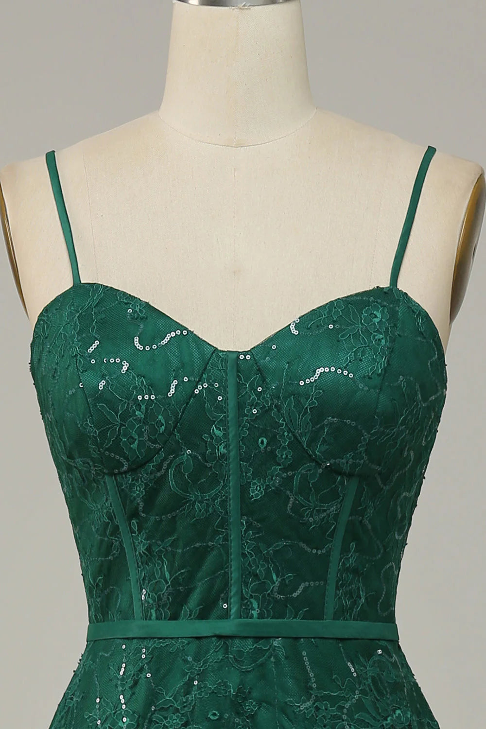 Robe de bal vert foncé à bretelles spaghetti en dentelle