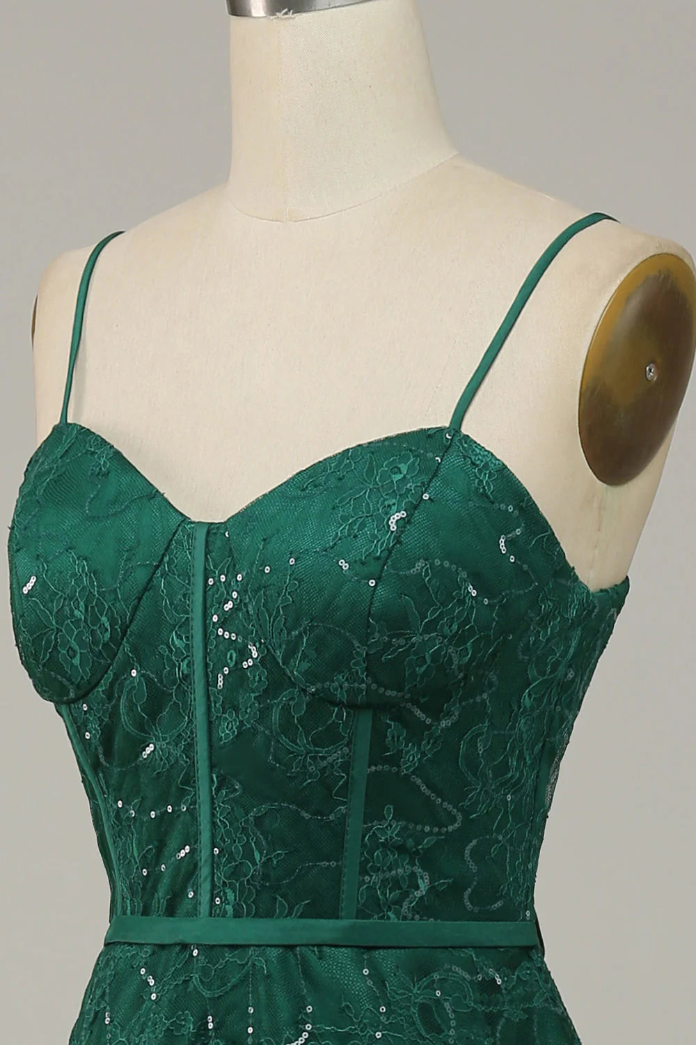 Robe de bal vert foncé à bretelles spaghetti en dentelle