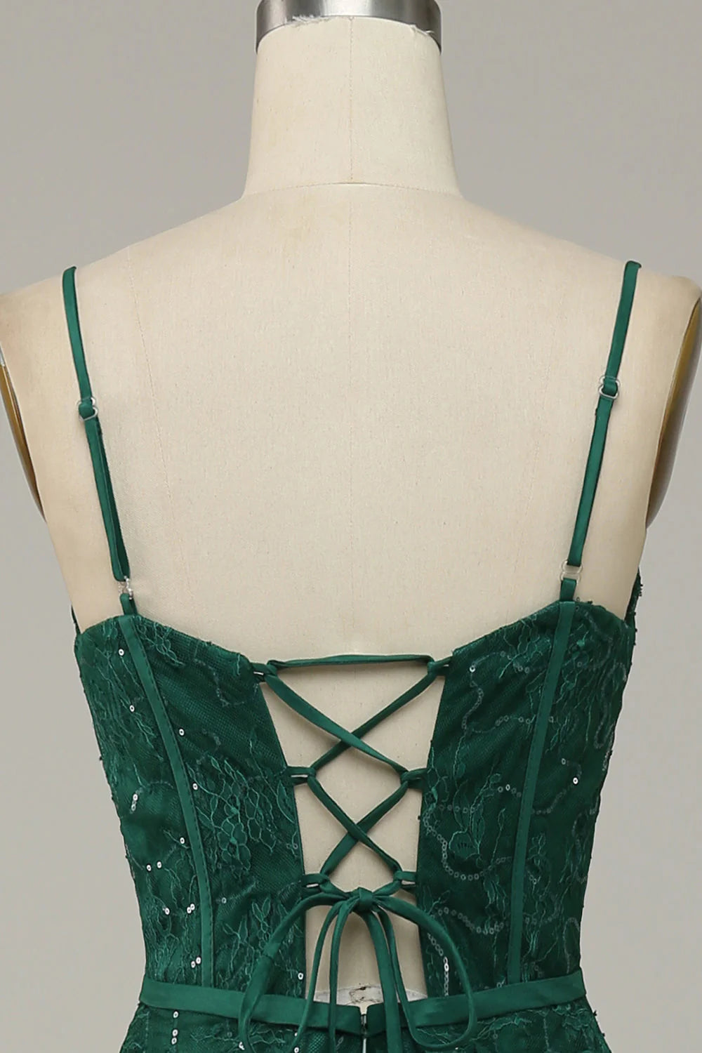 Robe de bal vert foncé à bretelles spaghetti en dentelle