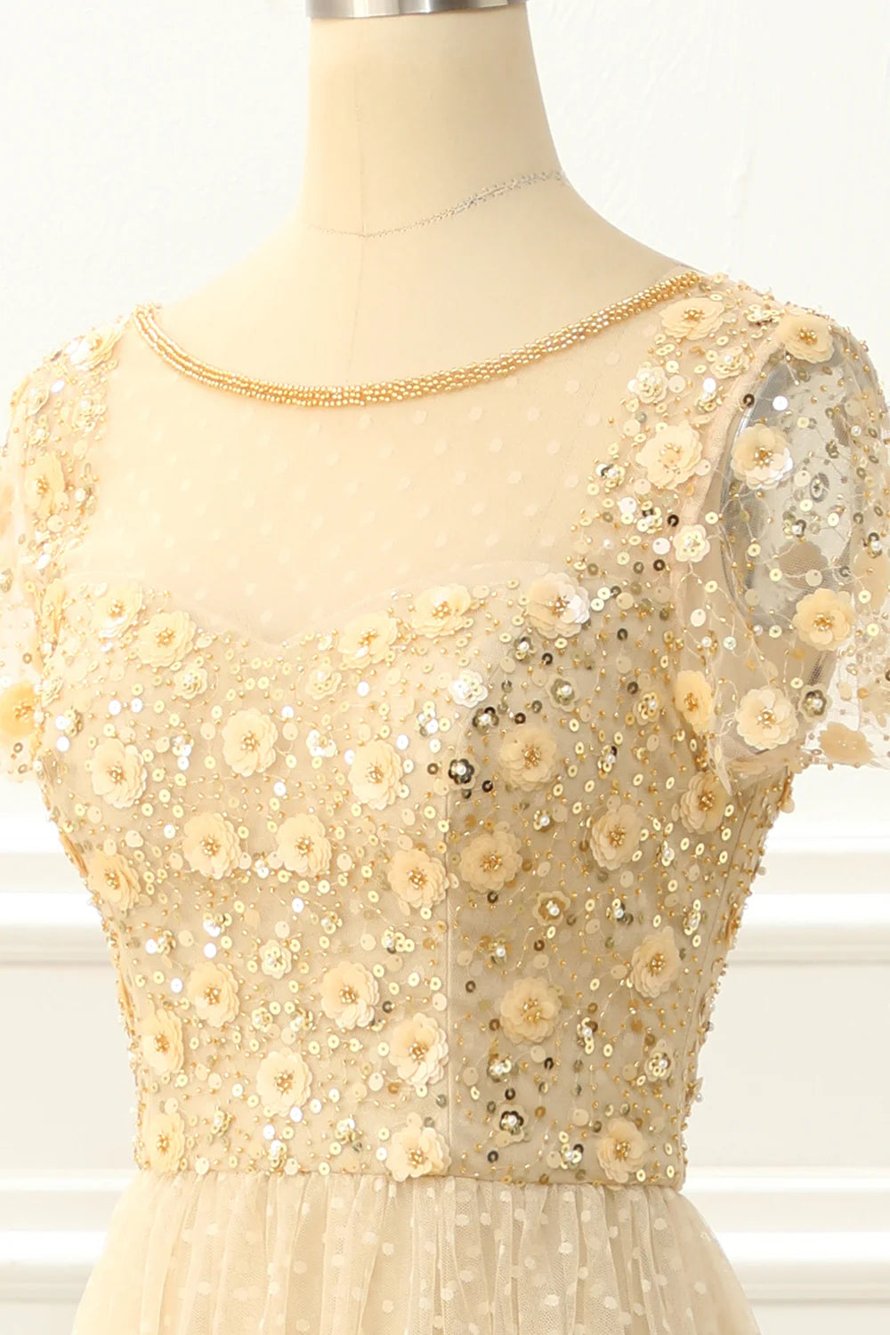 Vestido de fiesta color albaricoque de tul con lentejuelas y apliques en forma de A