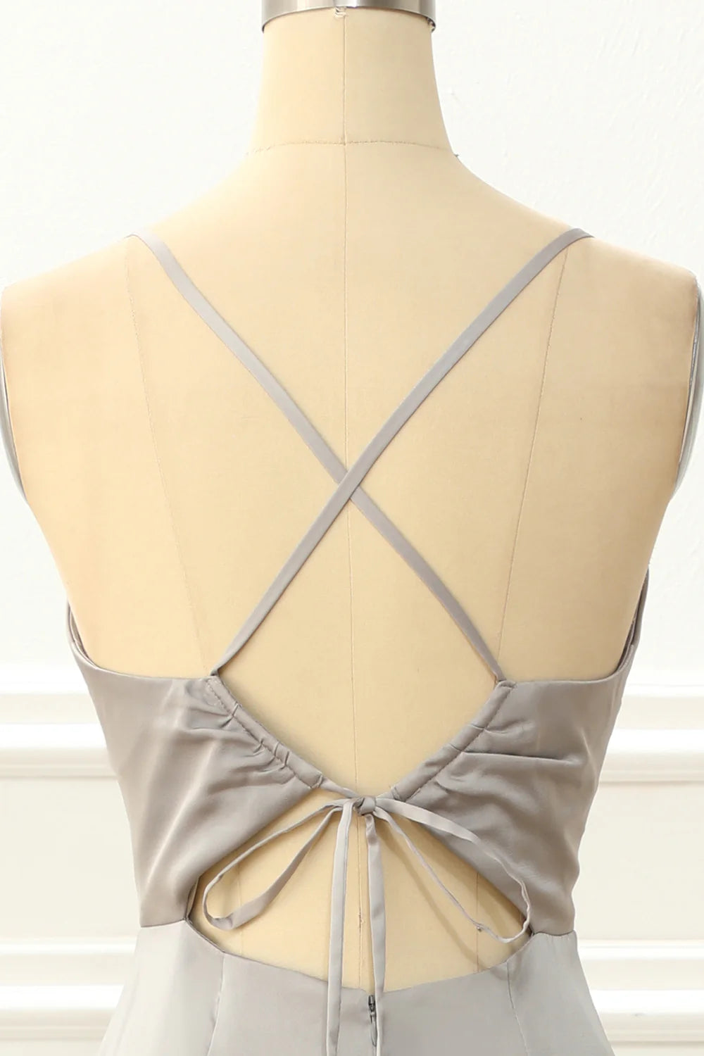 Vestido de fiesta sencillo de satén gris con escote en V